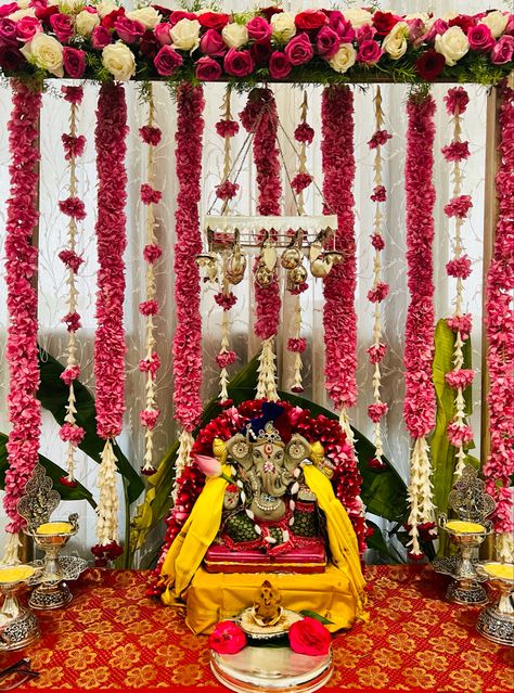 Ganesha Festival Decoration, Satyanarayana Pooja Decoration Ideas, Ganpati Decoration Images, Ganapathi Decoration, Gannu Bappa, God Frame, Ganesha Decoration, Eco Friendly Ganpati Decoration, Ganesha Festival