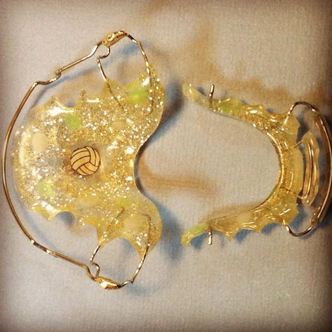 I want this retainer when I have to get them!!!! Retainers by http://www.artortho.com/ Retainers Colors, Braces Retainer, Fake Braces, Braces And Glasses, Gold Braces, Retainer Teeth, Dental Retainer, Sports Volleyball, Braces Tips