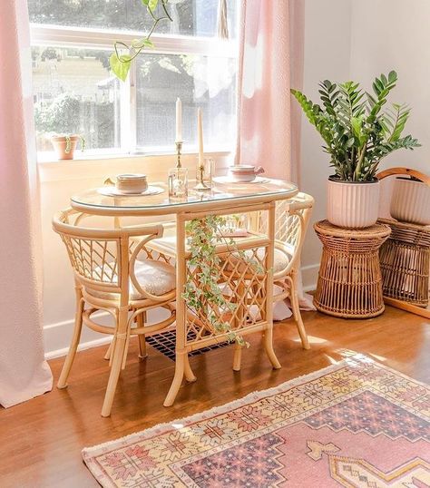 Check more at https://howcandothis.com/homedecoration/30471/ Vintage Floral Decor Home, Apartment Makeover, Cottage Kitchens, Apartment Decor Inspiration, Room Idea, Dream Apartment, Dream House Interior, Garden Art Diy, Apartment Inspiration