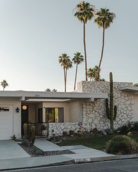 Palm Springs aesthetic 🌴 >>> #palmsprings #california #retrovibes #travelphotography California House Aesthetic, Palm Springs Houses, Palm Springs Aesthetic, Oasis Springs, Palm Springs House, Palm Springs California, Spring Trip, California Homes, Road Trip Usa