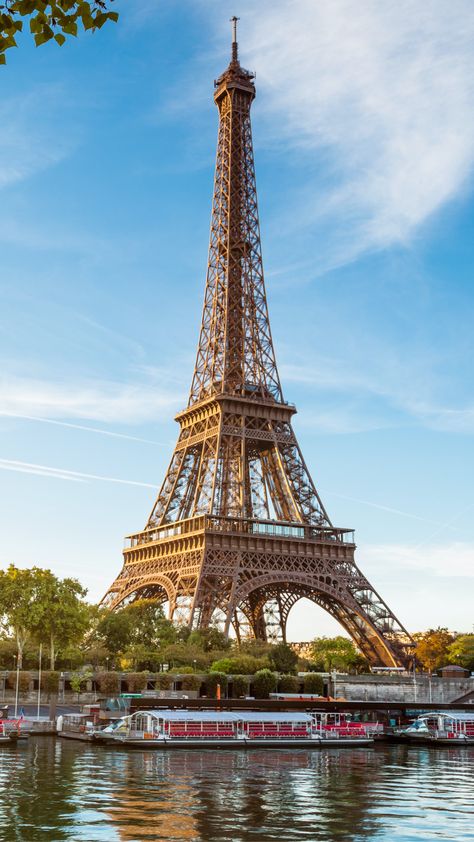 Torre Eiffel Paris, Top Honeymoon Destinations, Eiffel Tower In Paris, Tower In Paris, Paris Dream, Paris Tour Eiffel, Paris Wallpaper, Beautiful Paris, Paris Pictures