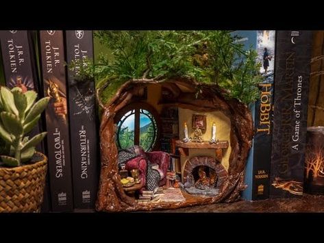 Christmas Trash, Hobbit Hole Decor, Hobbit Book, Mini Books Diy, Recycled Christmas, Log Fire, Doll House Crafts, Tiny World, Fairy Door