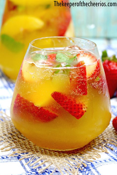 Peach Nectar Recipe, Texas Meals, Chardonnay Sangria, Booze Recipes, Peach Sangria Recipes, Drunk Games, Bbq Drinks, American Bbq, Peach Vodka