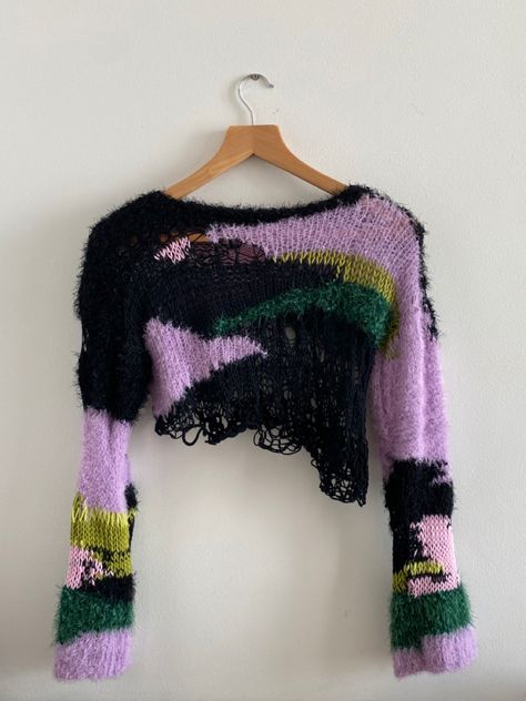 crop sweater #knitting #knit Avant Garde Knitting, Ripped Sweater Outfit, Alternative Knitting, Sweater Diy, Ripped Sweater, Crochet Jumper, Yarn Sweater, Sweater Knitting, Artist Outfit