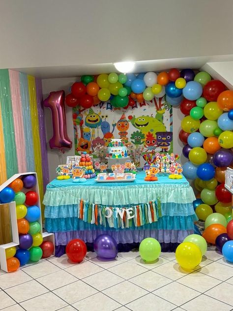 Super Simple Party Decor, Super Simple Birthday Party, Simple Songs Birthday Theme, Super Simple Songs Birthday Party, Simple First Birthday, Simple Songs, Simple Birthday Party, Super Simple Songs, Boys 1st Birthday Party Ideas