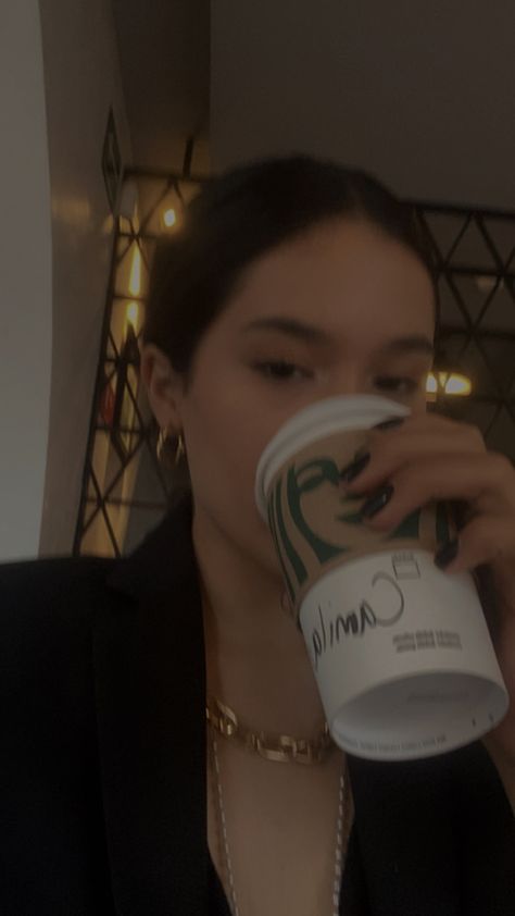 Foto Starbucks Aesthetic, Starbucks Poses Instagram, Starbucks Girl Aesthetic, Girl Drinking Starbucks, Starbucks Selfie, Starbucks Lunch, Coffee Selfie, Starbucks Pictures, Starbucks Girl