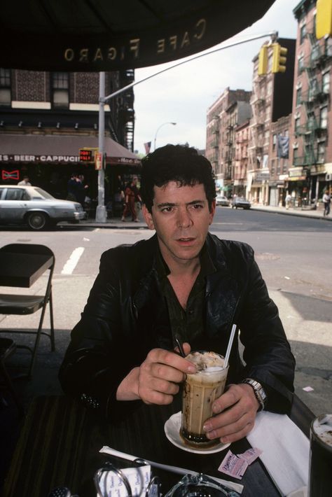 Lou Reed and his iced latte at Cafe Figaro in Greenwich Village, New York // source: www.crfashionbook.com The Velvet Underground & Nico, Lou Reed, Punk Rocker, Gisele Bündchen, Iced Latte, Greenwich Village, Glam Rock, Classic Rock, Playing Guitar