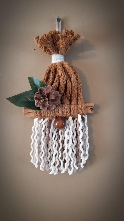 Diy Xmas Knomes, Macrame Christmas Knomes, Winter Macrame, Macrame Gnome, Christmas Bazaar Crafts, Ideas For Classroom, Free Macrame Patterns, Summer Mantle, Bazaar Crafts