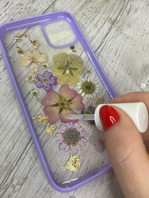 Phone Case Crafts, Decorating A Clear Phone Case, Diy Custom Phone Case, Diy Clear Phone Case Ideas Paint, Cool Diy Phone Cases, Painting Clear Phone Case, Pressed Flower Phone Case Diy, Embroidery Phone Case Diy, Embroidered Phone Case Diy