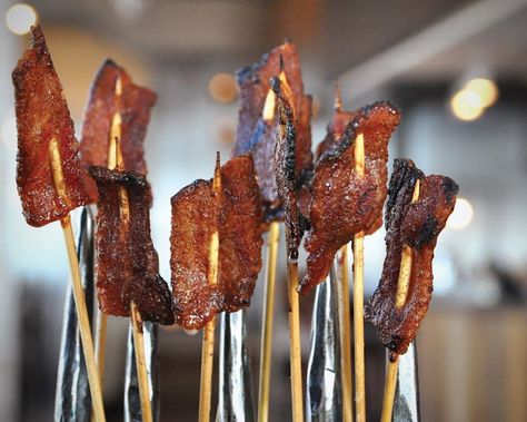 Founding Farmers in Washington, DC: Bacon Lollis (Cinnamon-Brown Sugar Glazed Thick-Cut Bacon)! Unique Bacon Recipes, Bacon Lollipops, Writing Recipes, Farmer Recipes, Bacon Dishes, Lollipop Recipe, Cheeseburger Recipe, Brown Sugar Recipes, Bacon Recipe