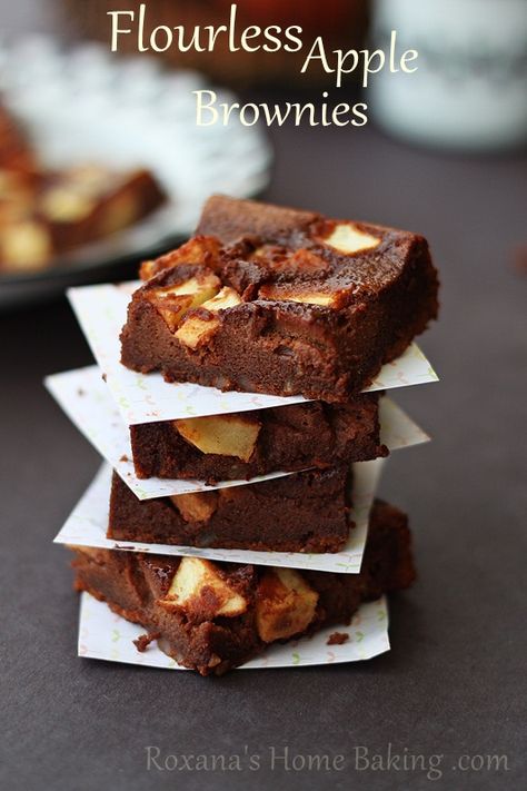 flourless apple brownies #chocolateparty | Roxanashomebaking.com Apple Brownies, Apple Pie Bars Recipe, Apple Recipes Healthy, Biscuits Graham, Pie Bar Recipes, Apple Pie Bars, S'mores, Home Baking, Chocolate Baking