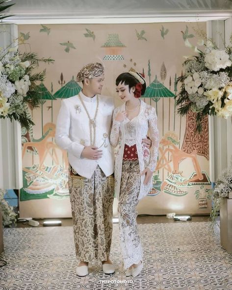 Karina nadila dan suami menikah menggunakan baju adat Jawa. Indonesia traditional costume, Indonesia traditional clothes. #javanese Nikah Adat Jawa, Indonesia Traditional, Javanese Wedding, Kebaya Wedding, Adat Jawa, Indonesian Wedding, Nikah Dress, Traditional Wedding Dress, Foto Wedding