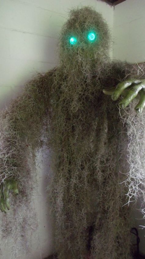 Moss Monster, Voodoo Halloween, Halloween Outside, Hallowen Ideas, Casa Halloween, Spooky Halloween Party, Glowing Eyes, Halloween Prop, Halloween Crafts Decorations