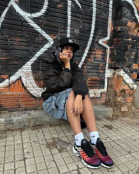 How to style: Caps 🧢 Snapback Outfit Women, Snapback Hat Outfit, Brown Vintage Jacket, Snapback Outfit, Billie Style, Ny Cap, One Aesthetic, Baggy Style, Vintage Cap