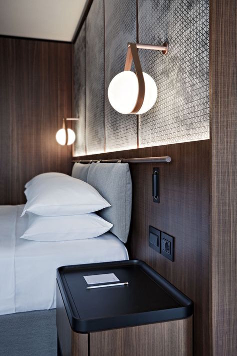 Project Architect: Patricia Urquiola 📷 Germano Borrelli Hotel Bedroom Design Modern, Hotel Interior Bedroom, Masculine Interior Design, Hotel Style Bedroom, Bedroom Lighting Design, Hotel Bedroom Design, Hotel Room Interior, Hotel Room Design, Luxurious Hotel