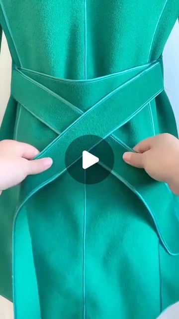 clothes on Instagram: "how to tie the perfect bow💚💚💚 @lvbaglove" How To Tie Belt On Dress, Tie A Bow On A Dress, How To Tie A Bow On A Dress, How To Tie A Belt On A Dress, Tying Hacks, Dress Belt Ideas, How To Tie Dress, How To Tie A Bow, How To Tie A Belt