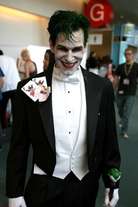 Turn about is fair play. Sure, the ladies get all the cosplay love, but male con goers aren't just Cheeto-fingered basement dwellers.. Halloween Kostüm Joker, Joker Halloween Costume, Joker Halloween, Joker Costume, Batman Cosplay, Halloween Costumes College Girls, Joker Batman, Black Halloween Dress, College Halloween