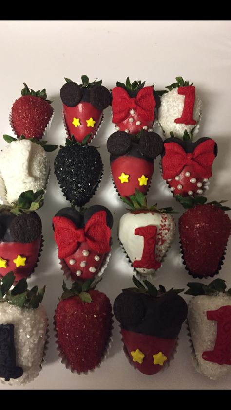 Mickey and Minnie Chocolate covered strawberries Valentines Strawberries, Strawberries Ideas, Valentine Strawberries, Coconut Hot Chocolate, Chocolate Covered Strawberry Recipe, Blackberry Syrup, Chocolate Covered Treats, Chocolate Squares, Chocolate Dipped Strawberries