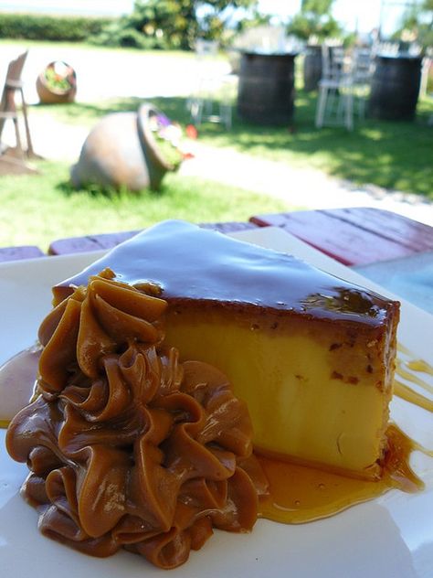 Flan con Dulce de Leche Argentinian Food, Chilean Recipes, Flan Recipe, Mexican Dessert, Cuban Recipes, Latin Food, Piece Of Cake, Sweet Desserts, Decadent Desserts