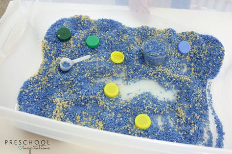 Make a beautiful and engaging night sky sensory bin with the kids today. It only takes a few ingredients that you likely have in your kitchen already. Night Sensory Bin, Travel Sensory Bin, Night And Day Sensory Bin, Bonfire Night Sensory Play, Scented Sensory Bin, Kids Milestones, Bug Activities, Living Skills, Sensory Activities Toddlers