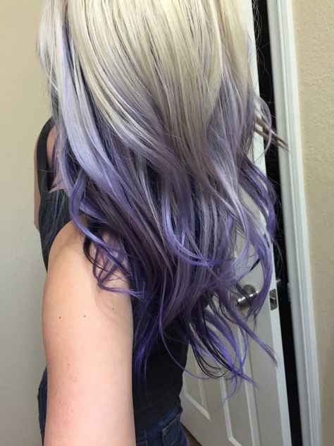 Blonde with purple ombré // purple hair Blonde With Purple, Blonde Hair Ombre, Purple Blonde Hair, Purple Hair Color Ombre, Bob Ombre, Mane Hair, Underlights Hair, Hair Dye Tips, Purple Ombre Hair