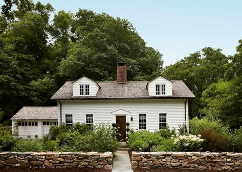 Old Colonial Homes, Colin King, Ranch Exterior, American Houses, Colonial House, Historic Home, Types Of Houses, Elle Decor, Connecticut