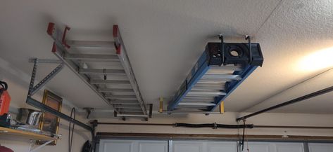 A good way to store ladders in a space that people rarely use.  Project can be done several ways and it depends on the garage setup. Garage Ladder Storage, Ladder Storage Ideas Garage, Ladder Storage Garage, Workshop Organisation, Garage Setup, Garage Hacks, Garage Workshop Organization, Ladder Storage, Overhead Garage