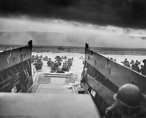 D Day Invasion, Normandy Landings, Powerful Pictures, Thank You Veteran, Normandy Beach, D Day Landings, Landing Craft, American Soldiers, Military Men