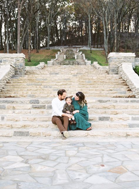 family sits on steps during Nashville outdoor family photos | Nashville outdoor family session on the Percy Warner Stairs photographed by Nashville TN family photographer Grace Paul Photography. #GracePaulPhotography #TNFamilyPhotos #PercyWarnerStairs #TennesseeFamilyPhotos Posing On Stairs Photography, Nashville Family Photos, Family Photos On Steps, Family Pictures On Stairs, Family Photos On Stairs, Pictures On Stairs, Outdoor Family Pictures, Winter Family Photography, Family Portrait Outfits