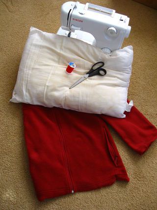 How to keep your small dog warm and cozy.  Another benefit is the easy care of washing and drying the cover easily and quickly. Dog Sleeping Bag Diy, Beds Homemade, Diy Dog Bed Pillow, Snuggle Dog Bed, Dog Bed Sewing Pattern, Diy Sleeping Bag, Dachshund Bed, Dog Jacket Patterns, Dog Sleeping Bag