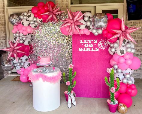 Disco Cow Girl Birthday Party, Cowgirl Disco Party Decorations, Disco Cow Girl Party, Cowgirl Disco Party Ideas, Pink Cowprint Birthday Party, Disco Cowgirl Decorations, Space Cowgirl Balloon Garland, Western Barbie Party, Disco Cowgirl Balloon Arch