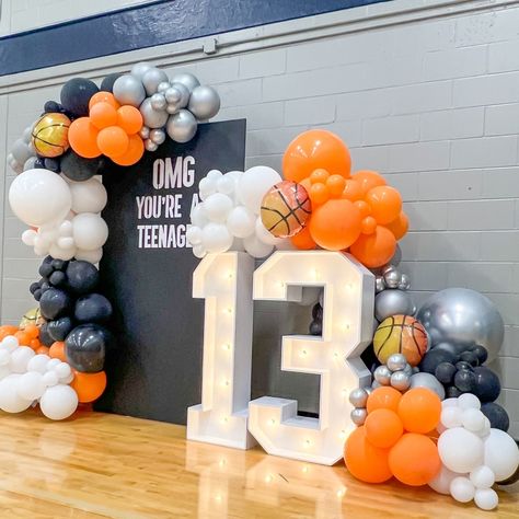 𝕆𝕄𝔾! 𝕐𝕠𝕦'𝕣𝕖 𝔸 𝕋𝕖𝕖𝕟𝕒𝕘𝕖𝕣!🏀 This is our Squared Chiara w/Marquee numbers and a basketball themed garland 🤩 #orlandoballoons Basketball Balloon Garland, Ball Theme Birthday, Basketball Theme Birthday, Balloon Bar, Marquee Numbers, Kids Party Inspiration, Baby First Birthday Themes, Basketball Theme Party, Basketball Background