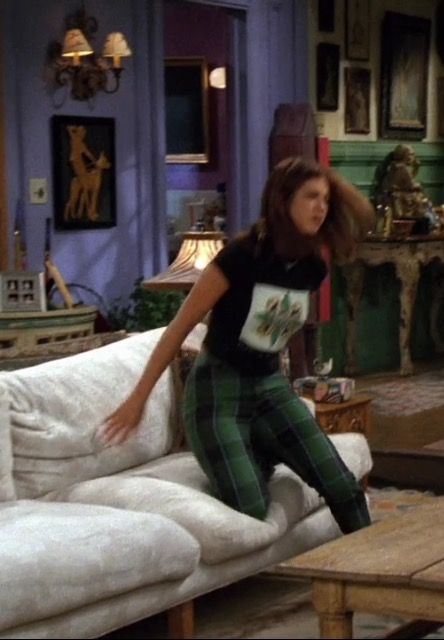 Rachel Green's plaid green pants and a color-coordinating graphic tee...love! Green Plaid Pants Outfit, Desperate For Love, Monica Rachel, Green Plaid Pants, Plaid Pants Outfit, Rachel Green Outfits, Checked Leggings, Rachel Friends, Fits Inspiration