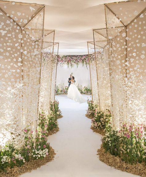 Large Wedding Decorations, Bed Of Flowers, Wedding Room Decorations, Smith Wedding, Simple Wedding Decorations, Dubai World, Floating Bed, Large Wedding, Arch Decoration Wedding