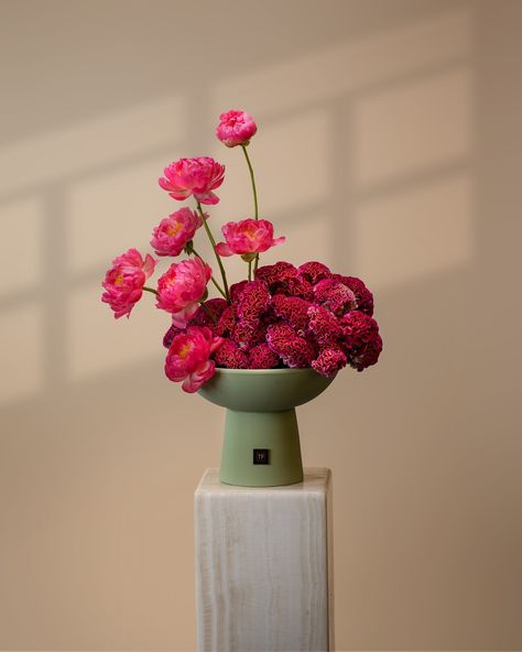 Plant On Table, Table Bouquet, Hotel Flower Arrangements, Red Flower Arrangements, Flower Shop Design, Hotel Flowers, Pink Gerbera, Flower Arrangement Designs, Ikebana Flower Arrangement