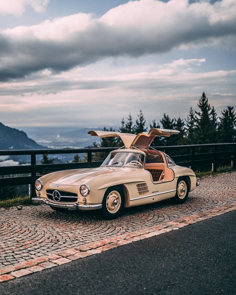 Classic Driver on Instagram: “Soaring above the clouds with an ivory Mercedes-Benz 300SL Gullwing⁣⁣ ⁣•⁣ With a suite of special-order options including the subtle…” 300sl Gullwing, Wallpaper Hippie, Benz 300sl, Wallpaper Vibes, Mercedes 300, Benz Classic, مرسيدس بنز, Old Vintage Cars, Modern Cars