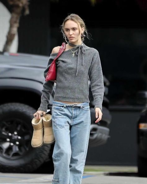 peep the bag🤭 hitting stores this weekend Rose Paparazzi, Lily Rose Depp Street Style, Lily Rose Depp Outfits, Street Wear Girl, Lily Rose Depp Style, Rose Depp, Vanessa Paradis, Uggs Outfit, Lily Rose Depp