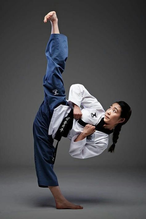 Martial Arts Photography, Taekwondo Girl, Boxe Thai, Trening Sztuk Walki, Female Martial Artists, Karate Martial Arts, Fighter Girl, Martial Arts Girl, Desain Editorial