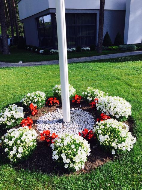 Flag Pole Flower Bed, Flag Poles In Front Yard, Front Yard Flag Pole Landscaping Ideas, Flagpole Landscaping, Flowers Around Flag Pole Bed Ideas, Flag Pole Garden, Flag Pole Landscaping Flower Beds, Flower Bed Around Flag Pole, Flagpole Landscaping Ideas Front Yard