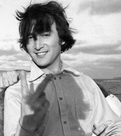 Jhon Lennon, John Lemon, Beatles Love, Bug Boy, Beatles Photos, John Lennon Beatles, Beatles Pictures, Beatles John, Corte De Cabelo Masculino