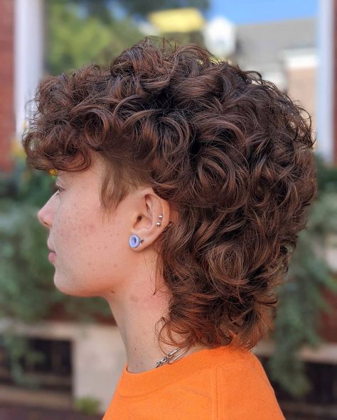 Curly hair mullet Hair Salon Ideas, Queer Hair, Male Haircuts Curly, Short Grunge Hair, Mullet Haircut, Curly Mullet, Curly Hair Photos, Thick Curly Hair, Hair Inspiration Short