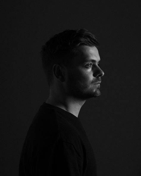 Martin Garrix Wallpaper, Music Photoshoot, Dj Photos, Martin Garrix, Best Dj, Studio Photoshoot, Avicii, Band Photos, Male Poses