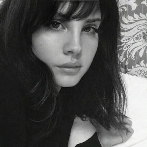 lana del rey short dark brown hair with bangs lipliner selfie black and white Caroline Dhavernas, ليلي كولينز, Terrence Loves You, Lana Del Rey Love, Lana Rey, Elizabeth Grant, Hugh Dancy, Queen Mother, Mads Mikkelsen