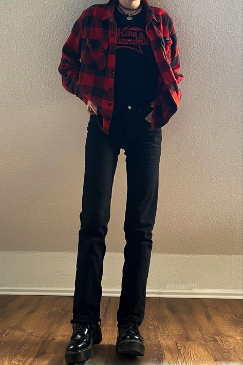 Flannel Pants Outfit Men, Aesthetic Male Outfits Grunge, Band Shirt Outfits Men, Grunge Fashion Mens, Emo Aesthetic Outfit, Flannel Aesthetic, Boys Aesthetic Outfits, Aesthetic Male Outfits, Grunge Flannel