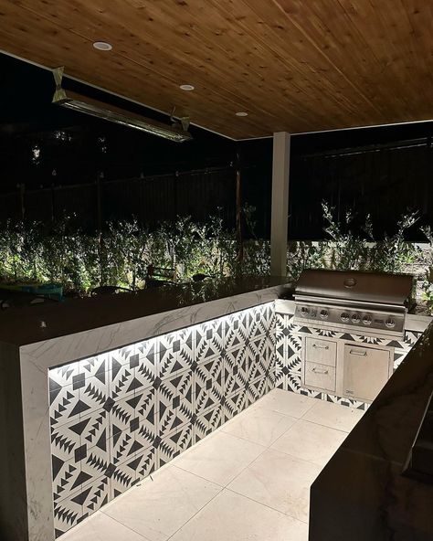 Using black and white patterned tiles in the outdoor kitchen this room provides a different design. This means that the pattern is not complicated and add LED lights in this cabinet will improve appearance. Tile Pattern Kitchen Outdoor from @greenexpland #designingoutdoorkitchen #designingoutdoorkitchentips #outdoorkitchen #outdoorkitchendesign #outdoorkitchendesignideas Outdoor Kitchen Tile Wall Ideas, Tile Outdoor Kitchen Countertop, Tile Backsplash Outdoor Kitchen, Outdoor Kitchen Black And White, Outdoor Kitchen Dark Countertops, Marble Outdoor Kitchen, Outdoor Kitchen Tile Backsplash, Outdoor Kitchen Tile Ideas, Outdoor Kitchen With Tile