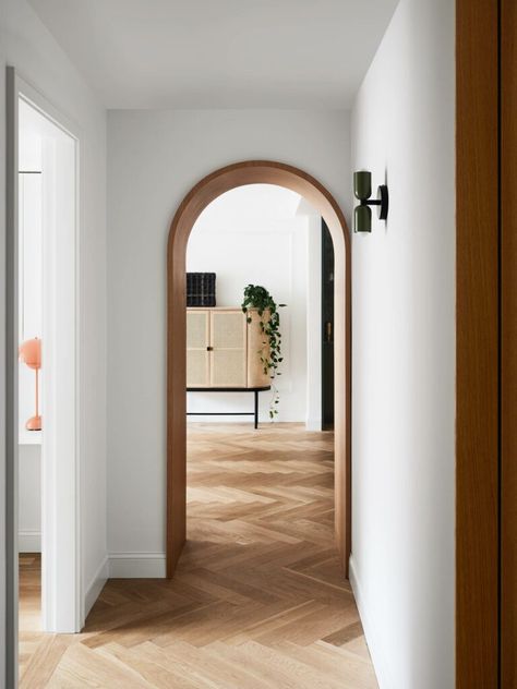 Arch Ideas House Interior, Kitchen Arch Doorway, Arch Wooden Design, Archs In Living Room, Wood Arch Doorway, Arched Doorway Interior, Curved Door Frame, Wood Archways In Homes, Arched Kitchen Opening