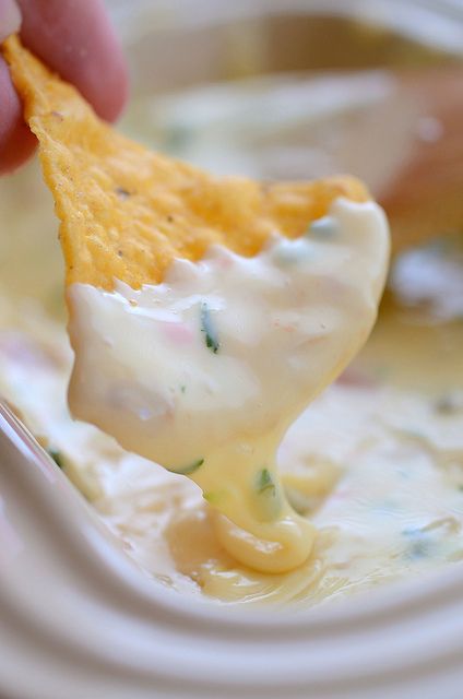 Queso Blanco: Fuzzy's Taco Shop Copycat recipe Mexican White Cheese Dip, White Cheese Dip, White Queso, Hissy Fit, Think Food, Football Food, Party Recipes, Yummy Dips, Party Food Appetizers