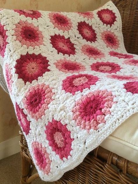 Sunburst Granny Squares - Free Pattern Sunburst Blanket, Granny Squares Crochet Blanket, Sunburst Granny Square Blanket, Coloured Circles, Sunburst Granny Square, Crochet African Flowers, Sunburst Pattern, Crocheted Blanket, Crochet Blanket Afghan