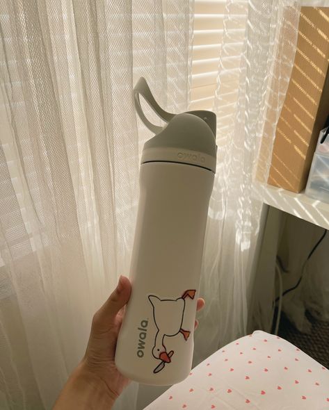 Trendy Water Bottle, Owala Bottle Aesthetic, That Girl Water Bottle, Cute Aesthetic Water Bottles, Water Bottles Target, Water Bottle Owala, Owala Aesthetic, Stickers On Water Bottles, Aesthetic Water Bottle With Straw