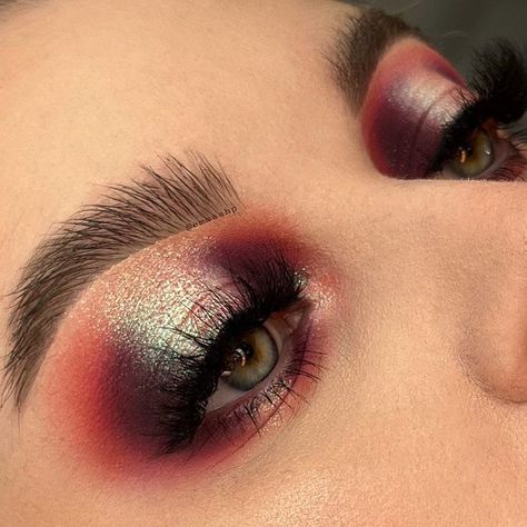 Glitter Halo Eye Makeup, Red Halo Eyeshadow, Glamlite Chucky Palette Looks, Halo Eye Makeup Look, Red And Green Eye Makeup, Gold Halo Eyeshadow, Burgundy Makeup Looks, Halo Eyeshadow Looks, Chrome Palette